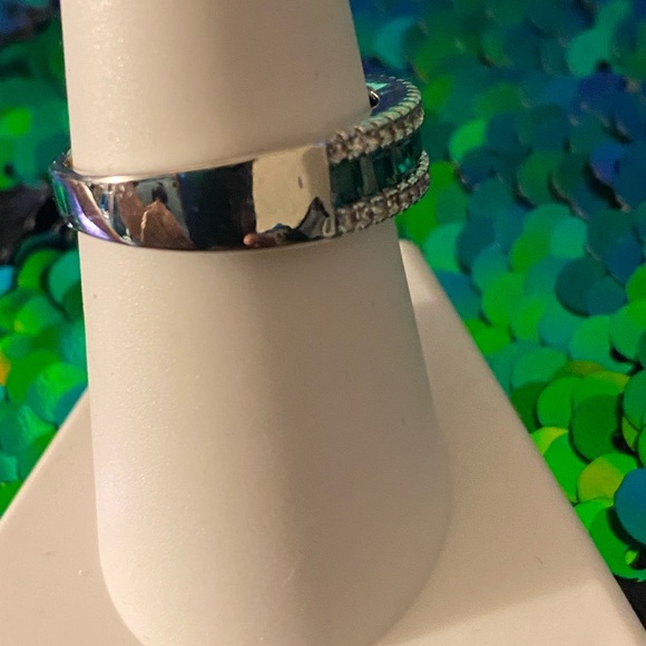 Ss princess cut green stones band with white stones framing size 8 ring - Picture 2 of 2